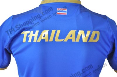 เสื้อบอลไทย เสื้อฟุตบอลไทย เสื้อทีมชาติไทย เสื้อฟุตซอลทีมชาติไทย เสื้อแข่ง AFF Suzuki Cup (ซูซูกิคัพ) แกรนด์สปอร์ต (Grand Sport) ปี 2012-2013 สีน้ำเงิน สกรีน THAILAND สีทอง