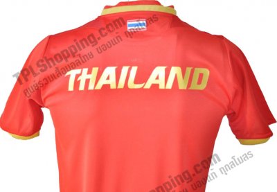 เสื้อบอลไทย เสื้อฟุตบอลไทย เสื้อทีมชาติไทย เสื้อฟุตซอลทีมชาติไทย เสื้อแข่ง AFF Suzuki Cup (ซูซูกิคัพ) แกรนด์สปอร์ต (Grand Sport) ปี 2012-2013 สีแดง สกรีน THAILAND สีทอง