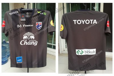 เสื้อบอลไทย เสื้อฟุตบอลไทย เสื้อซ้อมทีมชาติไทย 2022-05 พร้อมชุดสปอนเซอร์หน้า-หลัง สีดำ (ใหม่ล่าสุด) 