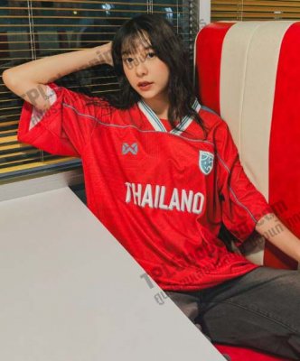 เสื้อบอลไทย เสื้อฟุตบอลไทย เสื้อทีมชาติไทย ออกแบ ย้อนยุค WARRIX THAILAND OVERSIZE JERSEY 2023/24 - HyperRed สีแดง 