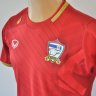 เสื้อทีมชาติไทย เสื้อฟุตซอลทีมชาติไทย เสื้อแข่ง AFF Suzuki Cup (ซูซูกิคัพ) แกรนด์สปอร์ต (Grand Sport) ปี 2012-2013 สีแดง สกรีน THAILAND สีทอง